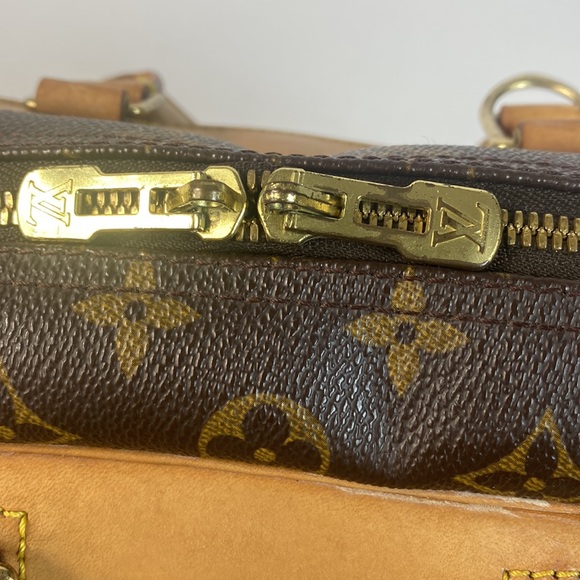 Authentic Louis Vuitton GM Duebe Monogram Canvis Hand bag. - Picture 6 of 11